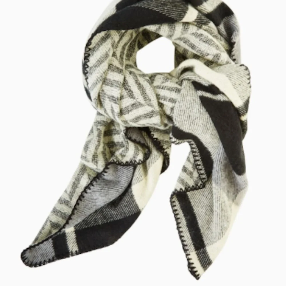 BCBGMAXAZRIA  SCARF Reversible wrap